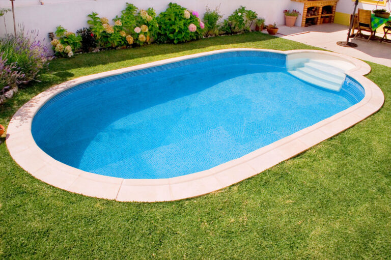 ovalni betonski bazen